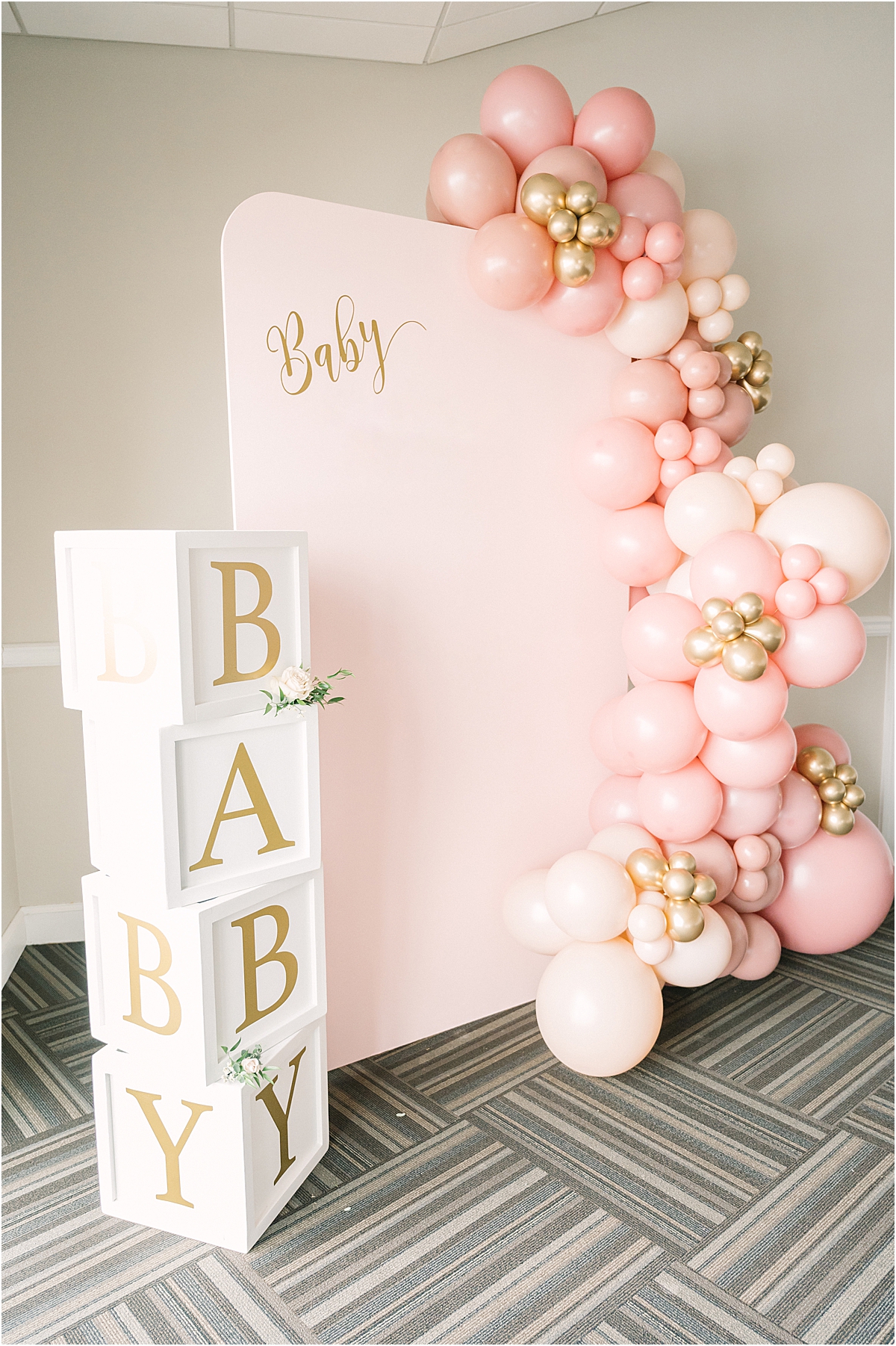 photobooth baby shower with balloons